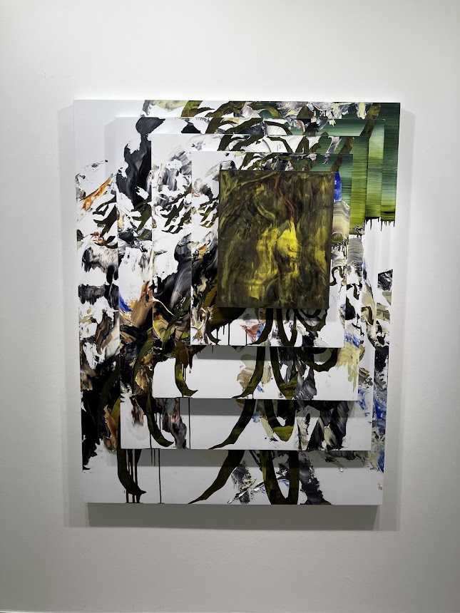 forimalist's tweet image. 大久保紗也『その蛇は/Is that snake』WAITINGROOM。8/10迄。
数年前から個展、グループ展等で見かけている作家。人体をモチーフとしたドローイングから線を抽出し、マスキングテープを用いたペインティングに仕上げている。相似形も利用。現在、東京オペラシティアートギャラリーでも併催している。