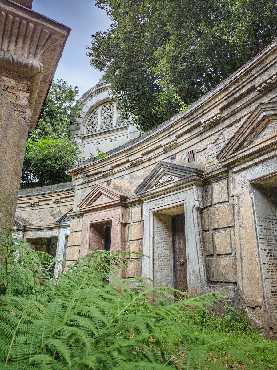 InDamnatio's tweet image. The mausolea of Highgate Cemetery, accessed via famous Egyptian Avenue, are London’s most desirable residences for the departed