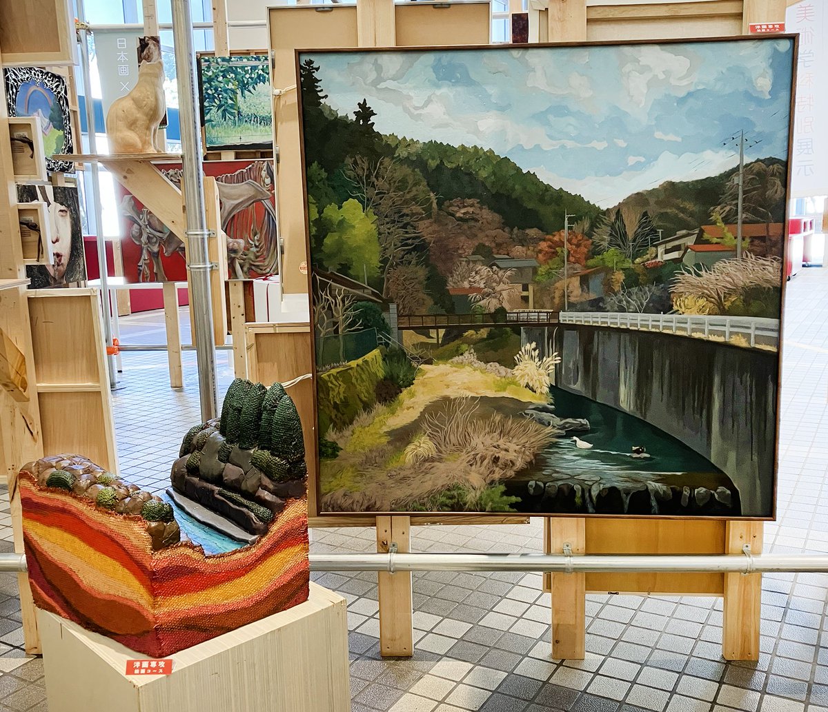 ただいま開催中の女子美術大学のオープンキャンパスにて、風景画とスタイロフォームの立体作品を展示させていただいてます。
2号館です。