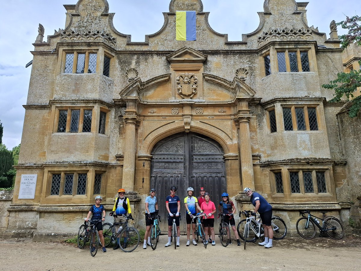 helengoth's tweet image. Riders on this year’s #Evesham Festival of Words #BikesAndBooks ride learnt about local links with Tolkien, William Morris, JM Barrie, Radclyffe Hall, #FatherBrown, & Agatha Raisin amongst others! 🚴♀️❤️📚#Cycling #Books