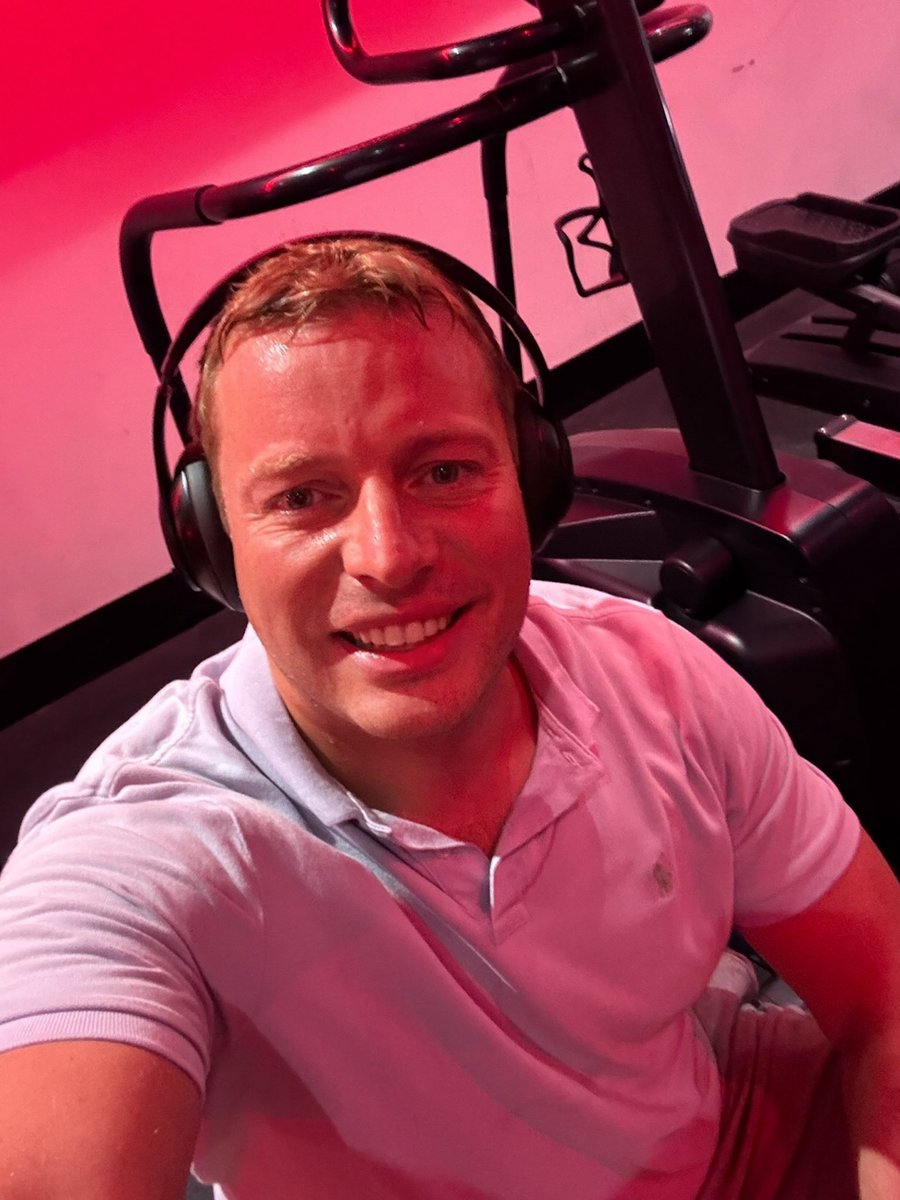iamtomskinner's tweet image. Good Morning and happy Sunday you lovely people. In the gym this morning having a lovely workout. Just done 15 mins up hill fast walk on the treadmill, 10 mins on the bike at 130rpm on hardest level and now 5 mins on the rowing machine doing 1250 meters. I’m burning off last…