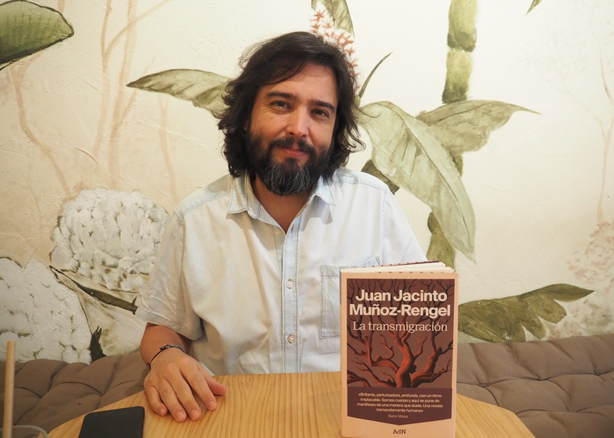 Todoliteratura (@todoliteratura) on Twitter photo #Entrevista Juan Jacinto Muñoz-Rengel, autor de "La transmigración": “Me gusta saber hasta qué punto puedo llevar a los personajes al límite”. Publica <a href="/AdNovelas/">AdN</a> <a href="/jjmunozrengel/">J.J. Muñoz-Rengel</a> <a href="/Joliaga/">Javier Oliaga</a> <a href="/Todoliteraturas/">Todoliteraturas</a>
todoliteratura.es/noticia/61259/… #Entrevista Juan Jacinto Muñoz-Rengel, autor de "La transmigración": “Me gusta saber hasta qué punto puedo llevar a los personajes al límite”. Publica <a href="/AdNovelas/">AdN</a> <a href="/jjmunozrengel/">J.J. Muñoz-Rengel</a> <a href="/Joliaga/">Javier Oliaga</a> <a href="/Todoliteraturas/">Todoliteraturas</a>
todoliteratura.es/noticia/61259/…