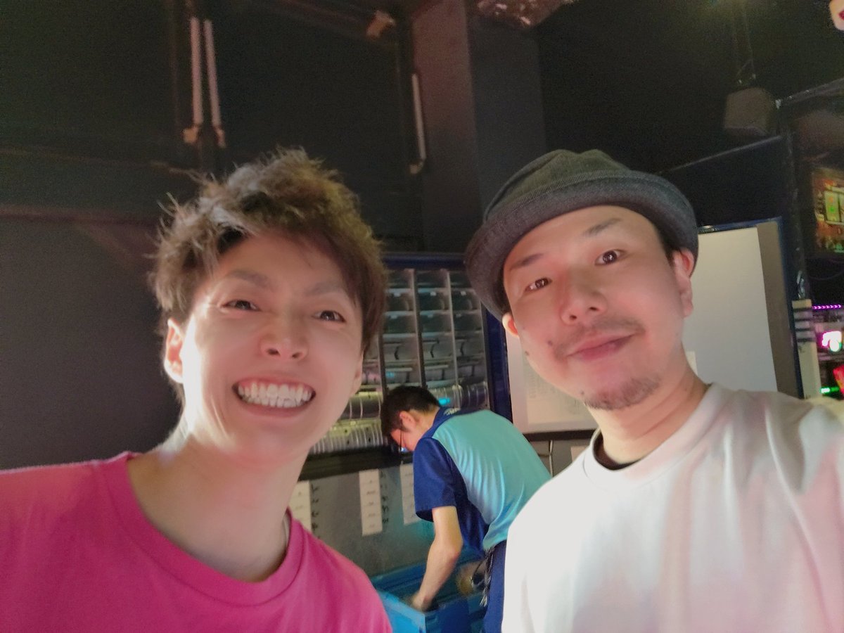 toshi09282's tweet image. ラーメン食ったあとは食後の運動でZAP大森に来店に来とった万太郎君のとこに🙋‍♂️GOジャグと戯れてプラマイゼロ🤡まぁ負けないこと大事🙆‍♂️何気に大森20年以上前カラオケ屋で働いてた時配属されてたことあってめっちゃ懐かしかった😏さぁダーツ行くとすっか😁最近不意のスリーショット多めwww