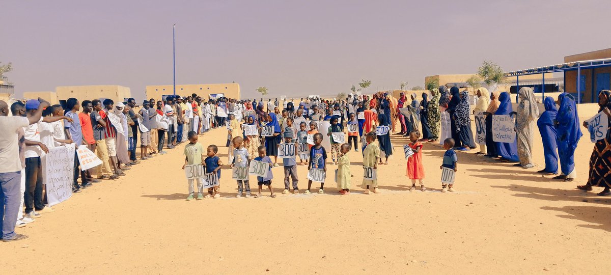 yousef_ism58349's tweet photo. #301days #KeepEyesOnAgadaz
Refugees in the humanitarian center in Agadez, Niger, call on the world to stand up and help them. They are refugees who want a decent life and legitimate rights. where @angel_nowar @AntonellaNapoli @BaobabExp @ChangeItalia @Claudiomsf1 @RRW_Global @ll https://t.co/nzJc4yh3iu
