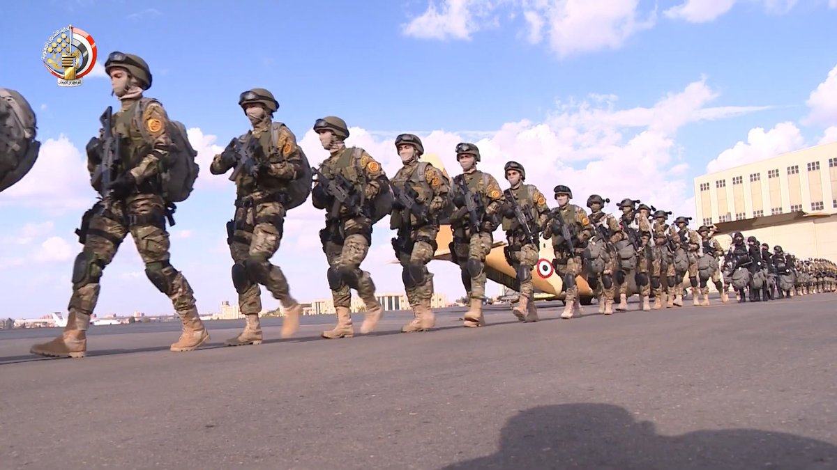 Kellar999's tweet image. A look back at Qader 2020: Egyptian paratroopers from the 170th Airborne Brigade during pre-mission movement as part of the airborne component of the large-scale exercises. The EISS is visible among the trailing elements of the formation.
#Egypt
#EgyptianArmy
#MilitaryExercise