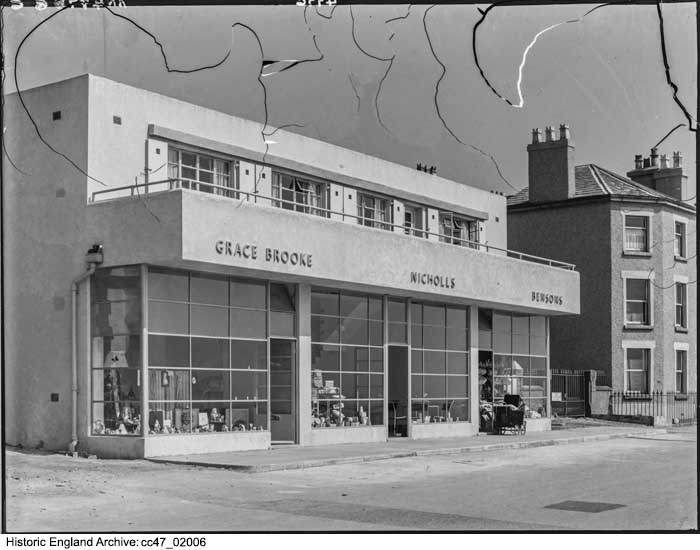 HE_Archive's tweet image. Today's image from the Historic England Archive shows #Nicholls ice-cream parlour and adjacent shops at Parkgate on the banks of the River Dee. The building was photographed by Herbert Felton for The Architect and Building News in 1935.
#Parkgate
#Wirral