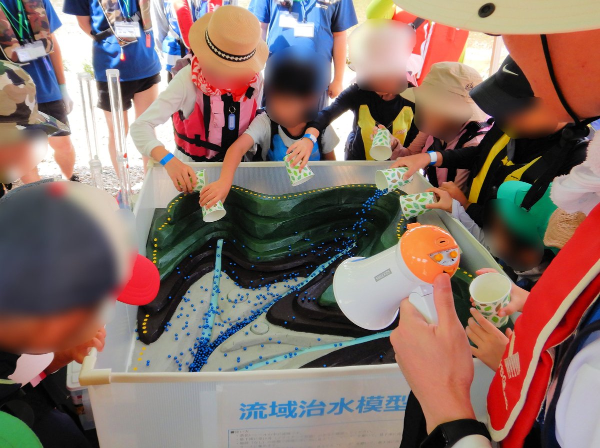 mlit_shonai's tweet image. 本日、天候にも恵まれて快晴の中、「矢田川あそび2025(北区)」が開催されました。大西実行委員長の開会宣言でガサガサ調査が一斉にスタートし、流域治水模型実験・生物観察・水質調査・ボート遊びなど実施しました。
#流域治水 #ガサガサ #水質調査 #模型実験 #東海豪雨25年 #庄内川 #矢田川