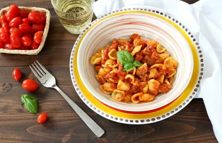 Le orecchiette con ragù di salsiccia rappresentano una vera e propria esplosione di sapori. 

bit.ly/45RqfBn