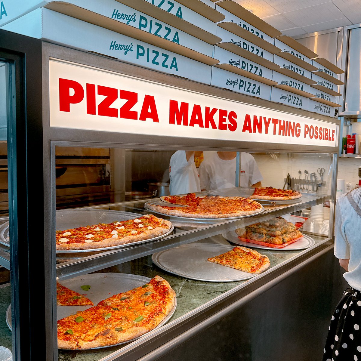 expo2025_fan's tweet image. 今日は万博外の世界のグルメ旅🌎
NYスタイルのピザ屋さん、HENRY'S PIZZAへ🍕
注文すると温めて席まで運んできてくれるからサクサクちょいふわでとっても美味しい〜!!
店内もオシャレで綺麗、また行きたい☺️🤤
tabelog.com/osaka/A2701/A2…
#大阪グルメ