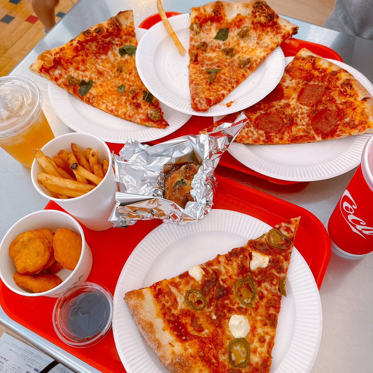 expo2025_fan's tweet image. 今日は万博外の世界のグルメ旅🌎
NYスタイルのピザ屋さん、HENRY'S PIZZAへ🍕
注文すると温めて席まで運んできてくれるからサクサクちょいふわでとっても美味しい〜!!
店内もオシャレで綺麗、また行きたい☺️🤤
tabelog.com/osaka/A2701/A2…
#大阪グルメ