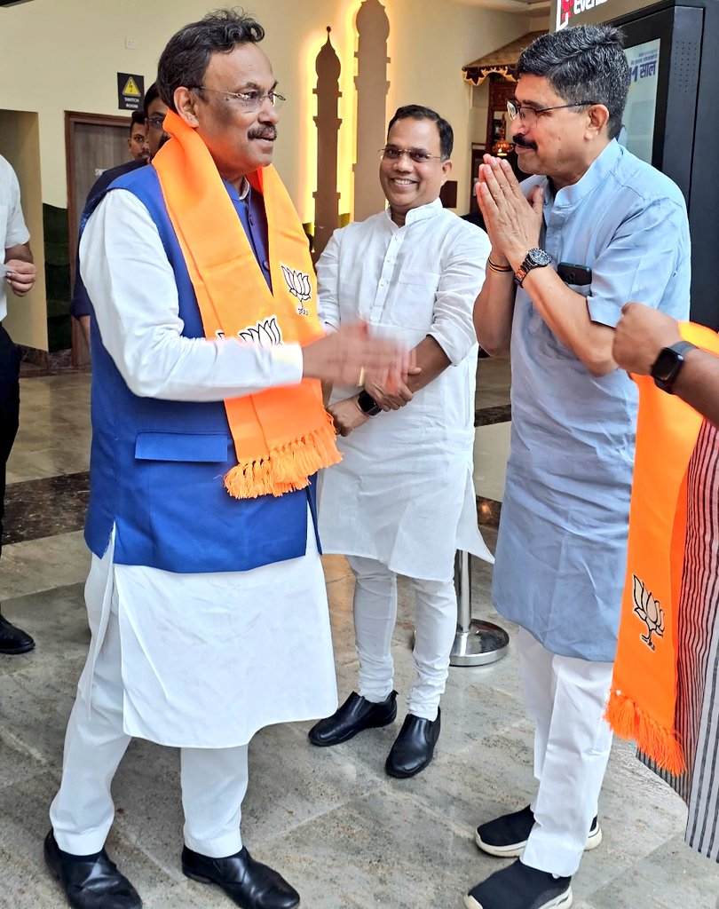 लोकेन्द्र पाराशर Lokendra parashar (@lokendraparasar) on Twitter photo भाजपा के राष्ट्रीय महामंत्री आदरणीय <a href="/TawdeVinod/">Vinod Tawde</a> जी को जन्मदिन की हार्दिक शुभकामनाएं
आप स्वस्थ रहें, दीर्घायु हो और हम सभी का मार्गदर्शन करते रहें भाजपा के राष्ट्रीय महामंत्री आदरणीय <a href="/TawdeVinod/">Vinod Tawde</a> जी को जन्मदिन की हार्दिक शुभकामनाएं
आप स्वस्थ रहें, दीर्घायु हो और हम सभी का मार्गदर्शन करते रहें