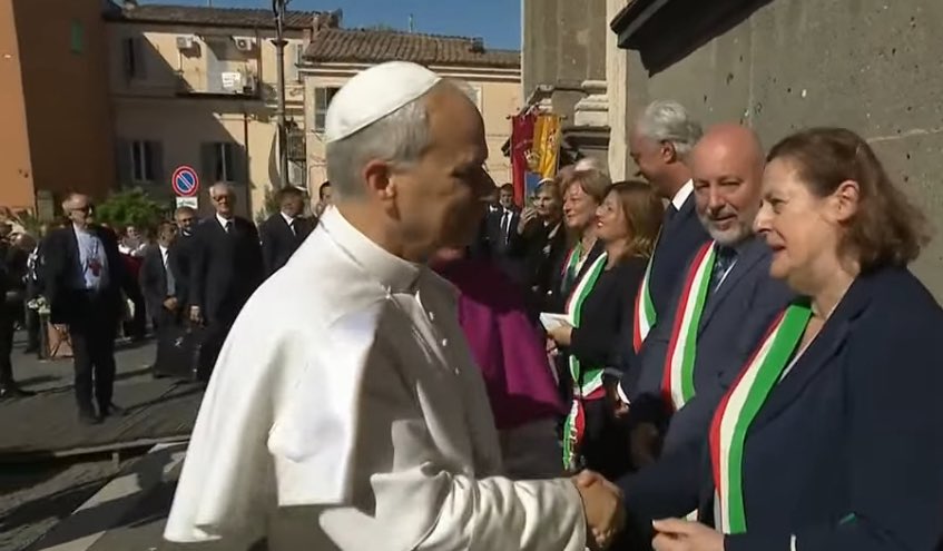 silerenonpossum's tweet image. There are certain dogs that Francis has chosen to elevate to the Sacred College who, unfortunately, still hover around the Pope like scavenging jackals. Today, Czerny turns up in Abano wearing his usual worn-out clergyman suit and the 300 grams of wood hanging around his neck.…
