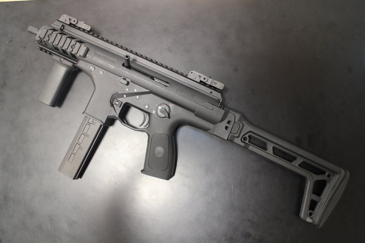 PH_atsugi's tweet image. KSC 入荷
ベレッタ PMX ガスブローバック
イタリア国家治安警察隊カラビニエリが制式採用した最新型サブマシンガンが入荷しました。
M12の後継機という事で、転換しやすい様に操作感をM12に近づけつつ、現代デザインを取り込んだモデルとなっております。(ガン担当)