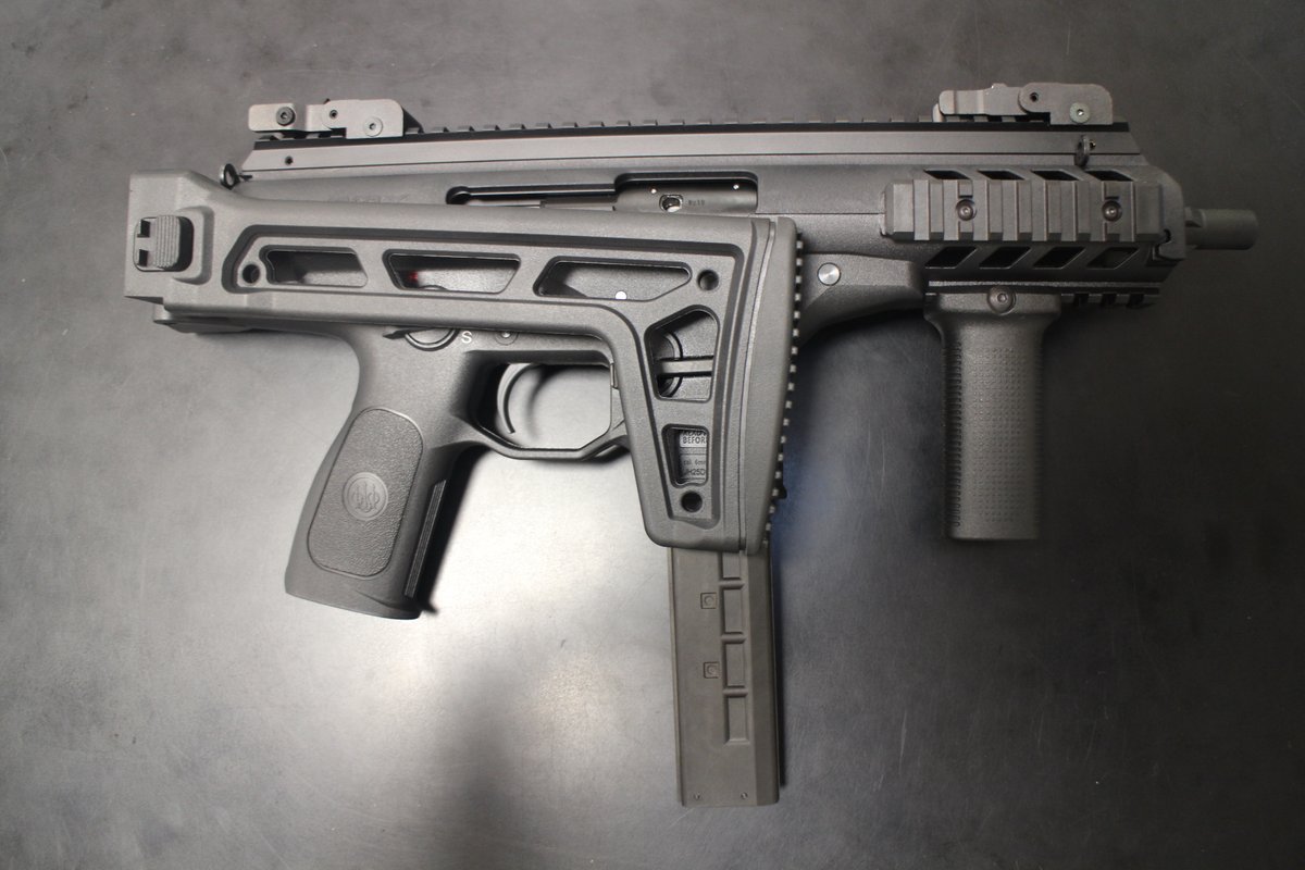 PH_atsugi's tweet image. KSC 入荷
ベレッタ PMX ガスブローバック
イタリア国家治安警察隊カラビニエリが制式採用した最新型サブマシンガンが入荷しました。
M12の後継機という事で、転換しやすい様に操作感をM12に近づけつつ、現代デザインを取り込んだモデルとなっております。(ガン担当)