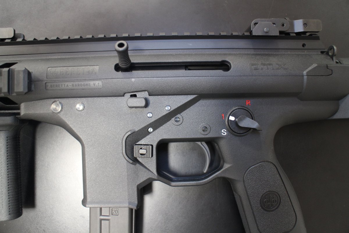 PH_atsugi's tweet image. KSC 入荷
ベレッタ PMX ガスブローバック
イタリア国家治安警察隊カラビニエリが制式採用した最新型サブマシンガンが入荷しました。
M12の後継機という事で、転換しやすい様に操作感をM12に近づけつつ、現代デザインを取り込んだモデルとなっております。(ガン担当)