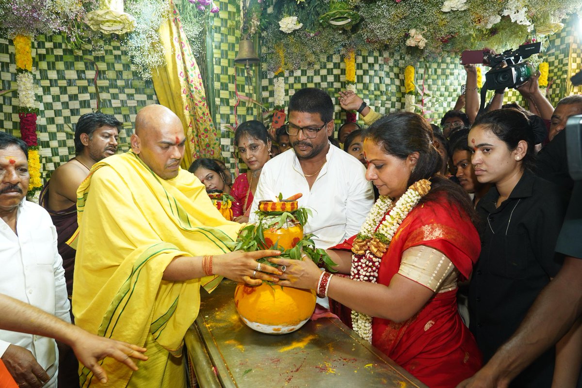 OfficeOfKavitha's tweet image. హరిబౌలిలోని అక్కన్న మాదన్న మహంకాళి ఆలయంలో బోనం సమర్పించి అమ్మవారిని దర్శించుకున్న ఎమ్మెల్సీ కల్వకుంట్ల కవిత గారు