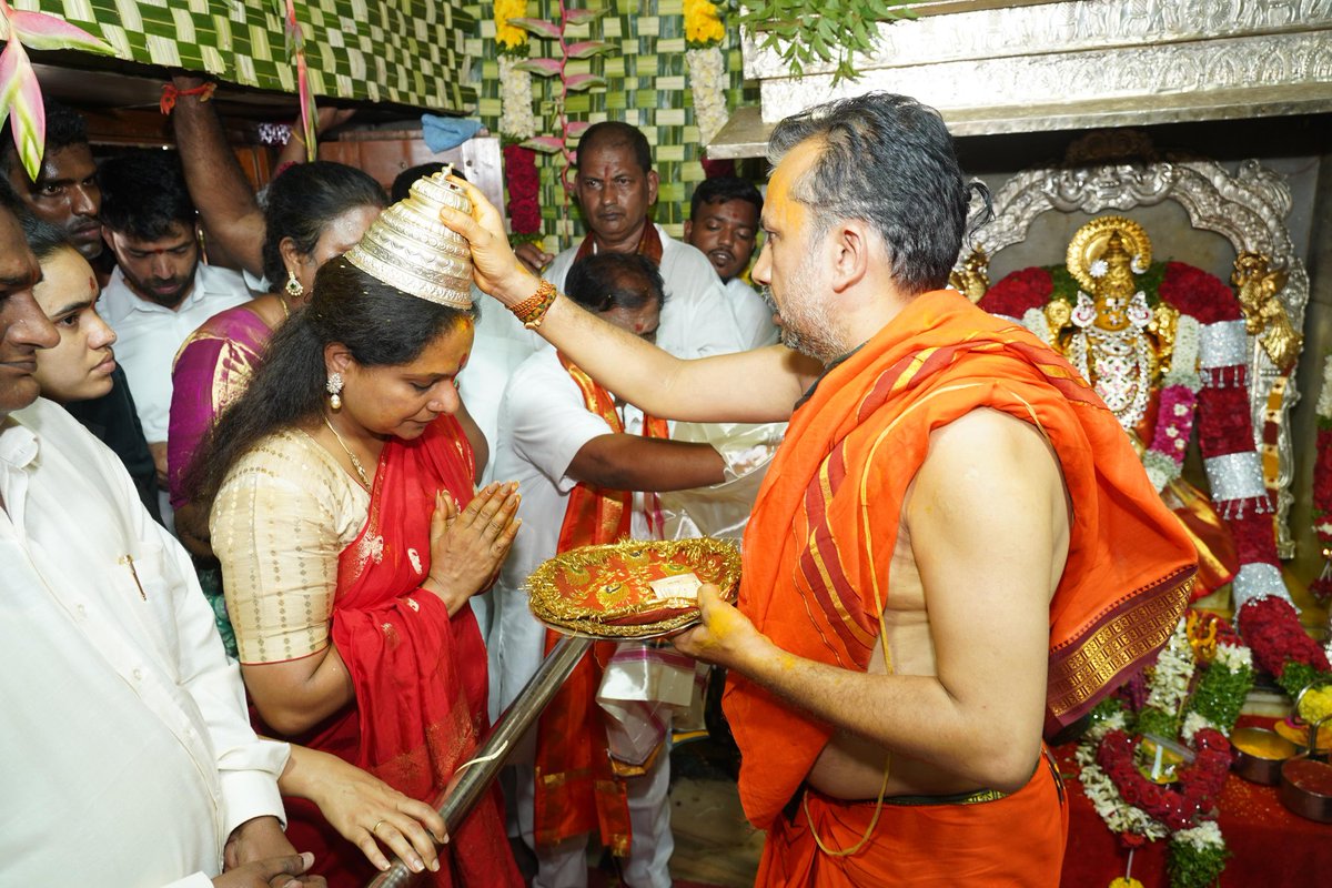 OfficeOfKavitha's tweet image. హరిబౌలిలోని అక్కన్న మాదన్న మహంకాళి ఆలయంలో బోనం సమర్పించి అమ్మవారిని దర్శించుకున్న ఎమ్మెల్సీ కల్వకుంట్ల కవిత గారు