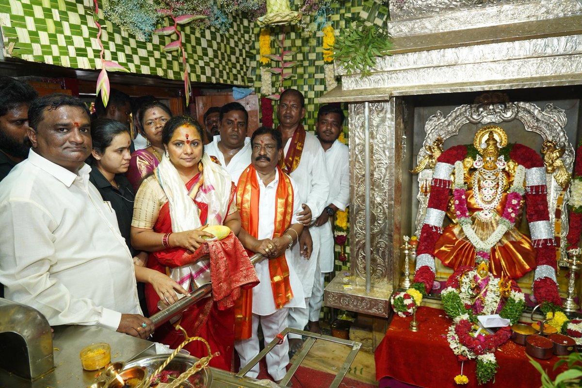 OfficeOfKavitha's tweet image. హరిబౌలిలోని అక్కన్న మాదన్న మహంకాళి ఆలయంలో బోనం సమర్పించి అమ్మవారిని దర్శించుకున్న ఎమ్మెల్సీ కల్వకుంట్ల కవిత గారు