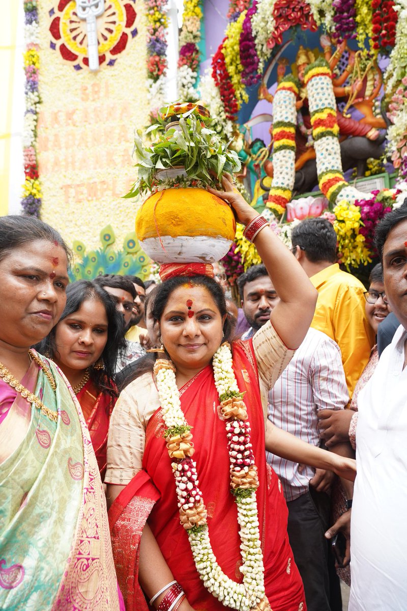 OfficeOfKavitha's tweet image. హరిబౌలిలోని అక్కన్న మాదన్న మహంకాళి ఆలయంలో బోనం సమర్పించి అమ్మవారిని దర్శించుకున్న ఎమ్మెల్సీ కల్వకుంట్ల కవిత గారు