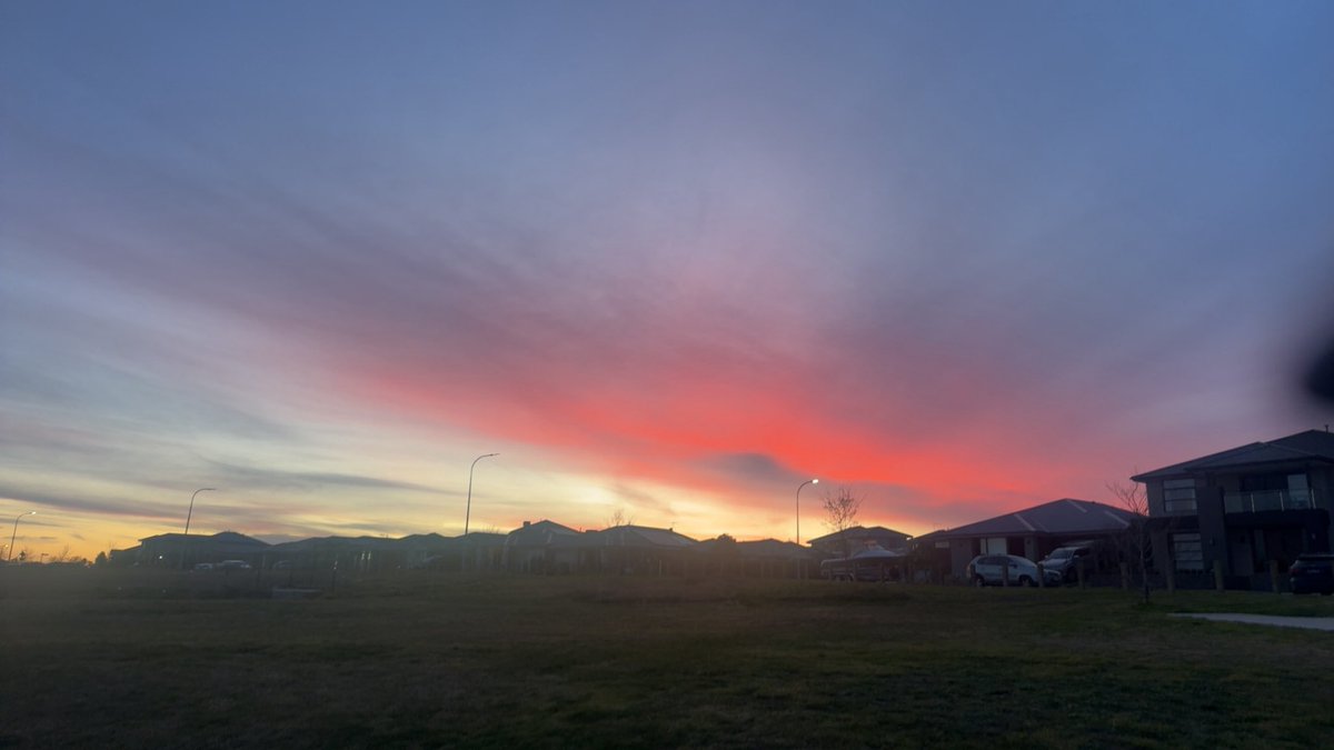 Preetkanwal05's tweet image. Nature painted the sky in fire and calm tonight. Grateful for these quiet, breathtaking moments 🌅✨ #SunsetMagic #EveningGlow #Gratitude