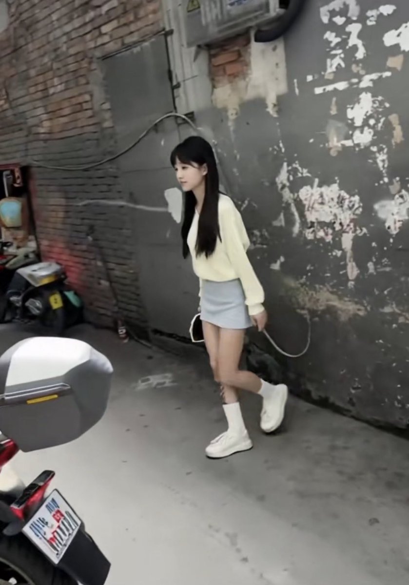 南京 江宁区 东山街道天惠路幼儿园附近巷子里的站街女，200就可以带走，和她肉体交流的时候得知妹子是兼职的，平时都是在学校周边接单，别看她矮矮瘦瘦的，我抱她起来C几分钟，差点 被她扭伤了腰，很投入的嫩妹。
#站街 #扫街 #快餐