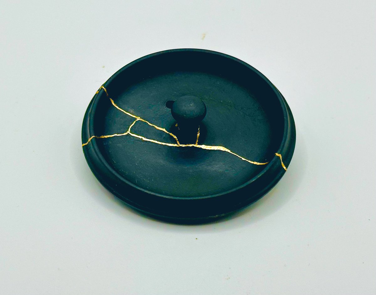 「大事な器が割れたので3年ぶりです」と再び、金継ぎに来てくれた方がいた。割れたらまた来ます。という感じで何回も繰り返し来てくれるのは、うれしい。3年後とか5年後にまた割れても、また直したいと思われるようにならねば、と思った。