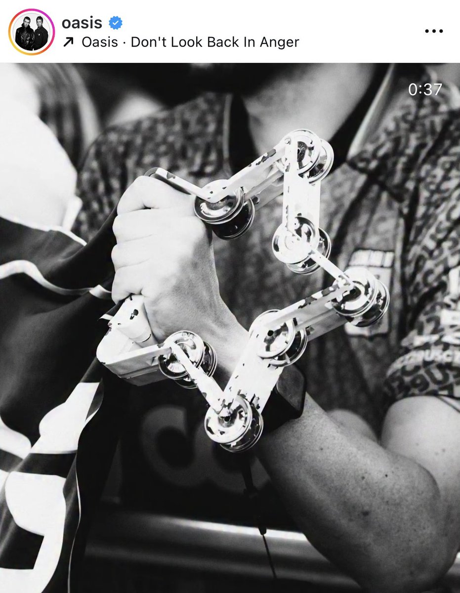 CalcioEngland's tweet image. A tambourine-bearing fan made the #Oasis socials…wearing a Catanzaro shirt!
Serie B has never been so in vogue