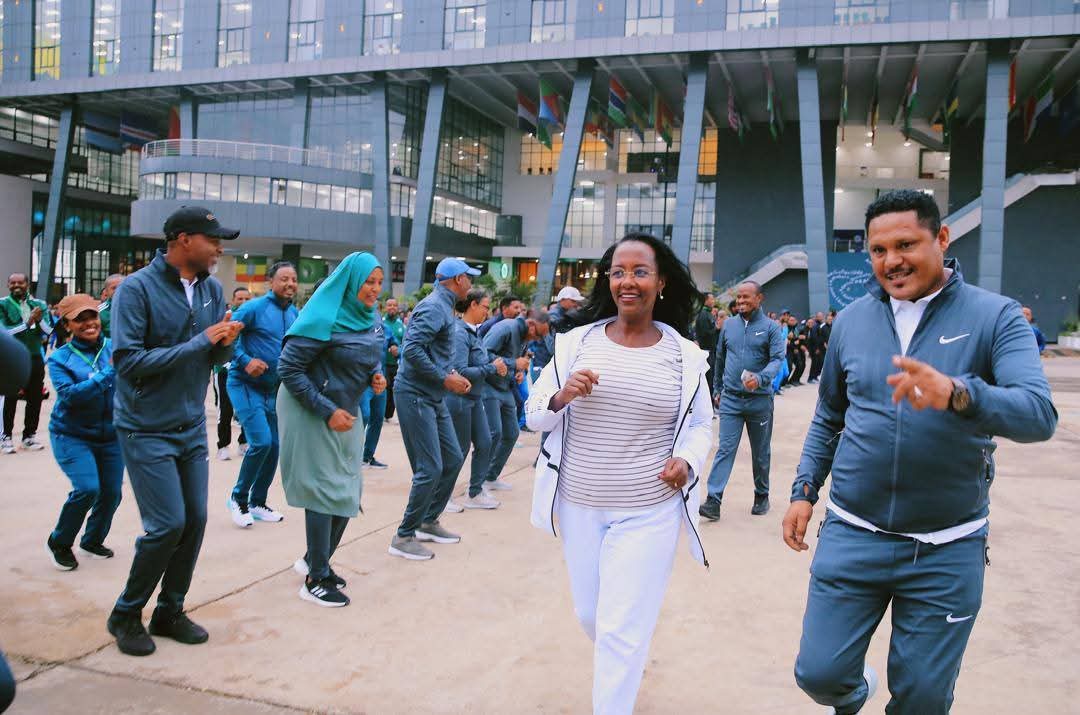 ጤናዉ የተጠበቀ ፣ አካሉ የዳበረ አመራር ለምናልመዉ ብልፅግና ወሳኝ ነዉ።

 ዛሬ ማለዳ  መላዉ አመራራችን  ከ2017 አመታዊ የስራ ግምገማችን እና እቅድ ዉይይት ጎን ለጎን የማስ ስፓርት አከናዉነናል ።
በትጋት ወደ ስኬት!
ፈጣሪ ኢትዮዽያንና ህዝቦቿን