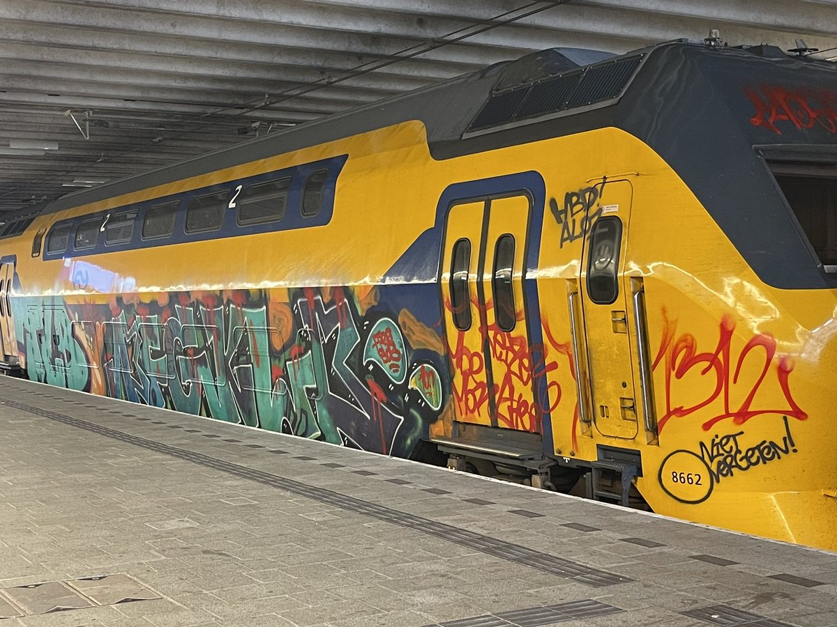 Zojuist gespot op Utrecht CS. We moeten af van de mening dat dit normaal is. Dit is niet normaal. De daders moeten gestraft worden en de schade vergoeden. Ik denk dat heel Nederland klaar is met asociaal tuig.