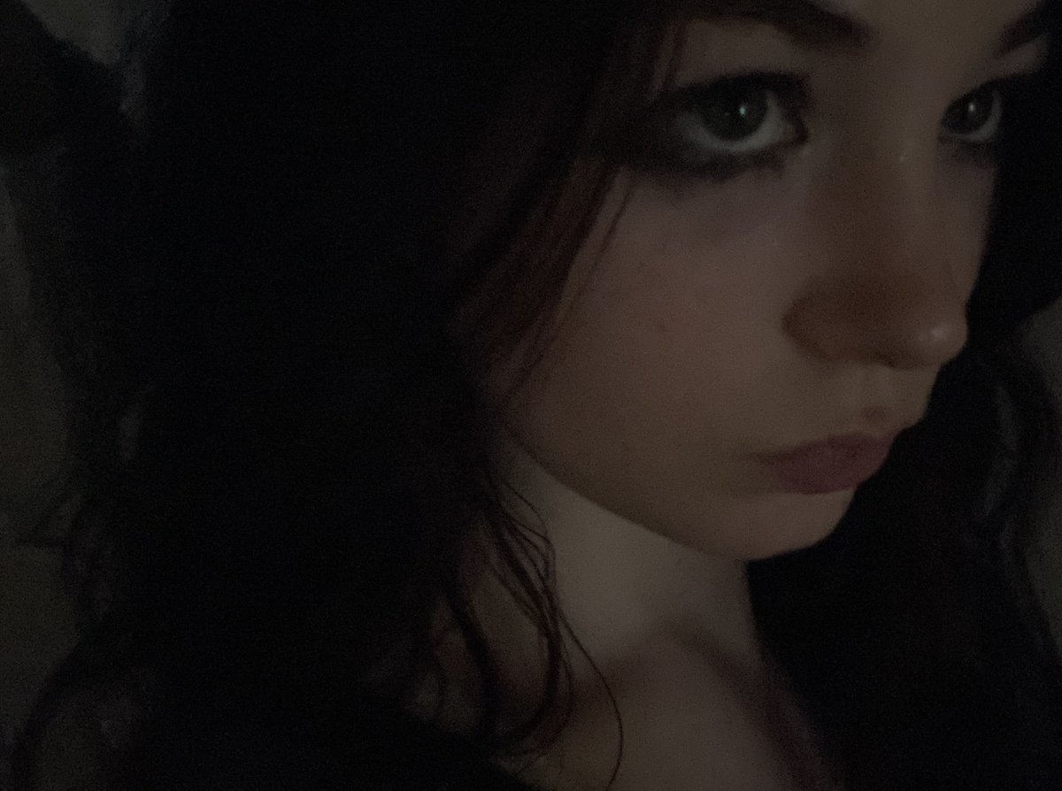 krezrg_1's tweet image. Day 35 of my super invasive eye color change surgery. Using my fingernail to type commands on the iPhone 8, the crust has finally fallen off and I feel fresh air on my pupils again. I’ve forgotten my mother’s name, I watch Too Hot to Handle on the Alexa speaker phone