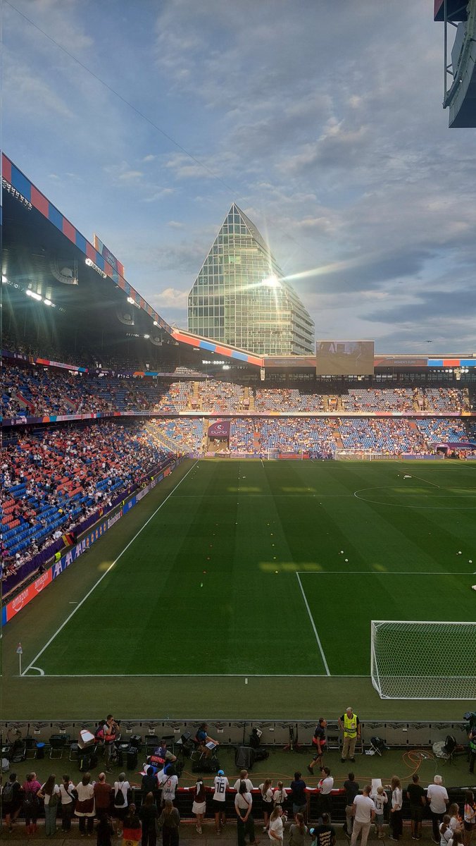Sankt Jacob Park in Basel ✅️. Spannende kwarttinale op het EK voor vrouwen. Duitsland won voor ruim 34.000 toeschouwers na Penalty's van favoriet Frankrijk. Wedstrijd 1 van de vakantie. +nieuwe badge <a href="/FutbologyBENL/">Futbology 🇧🇪 🇳🇱</a>