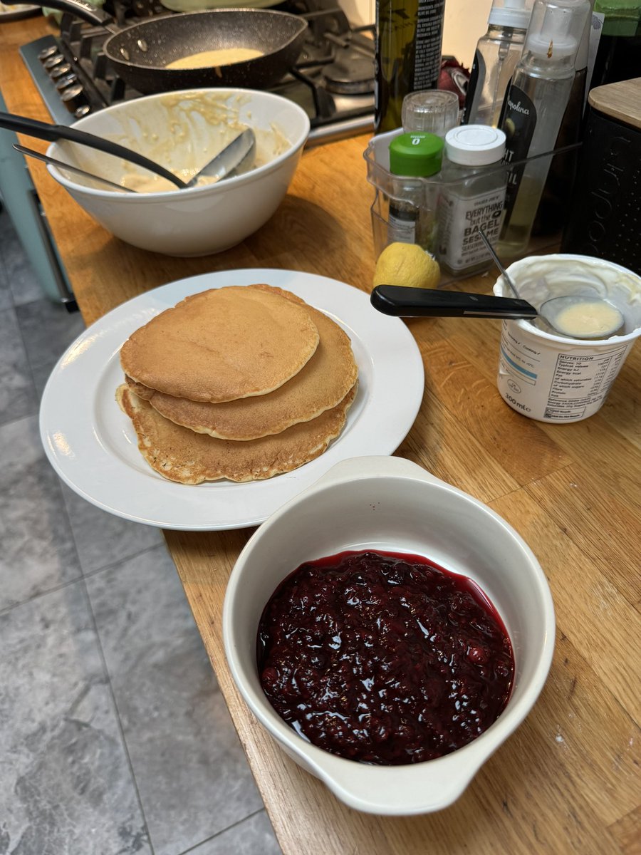 LeylsTurk's tweet image. Sunday mornings have changed a bit…
Long gone are languid mornings in bed with the papers.
But making pancakes and jam for my family is pretty nice, too.
(Not in a trad wife way…)