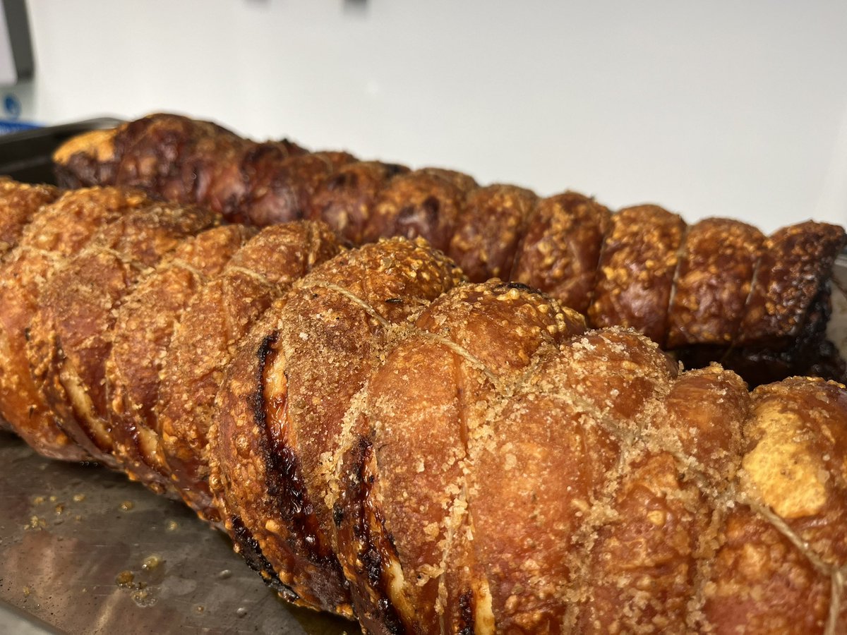 Let’s have a crackling Sunday. Roast weather is back and we have plenty of tables available for walk ins. Kitchen is open until 9pm. See you soon! 
#sundayroast #bestroast #e3 #eastlondon #foodie