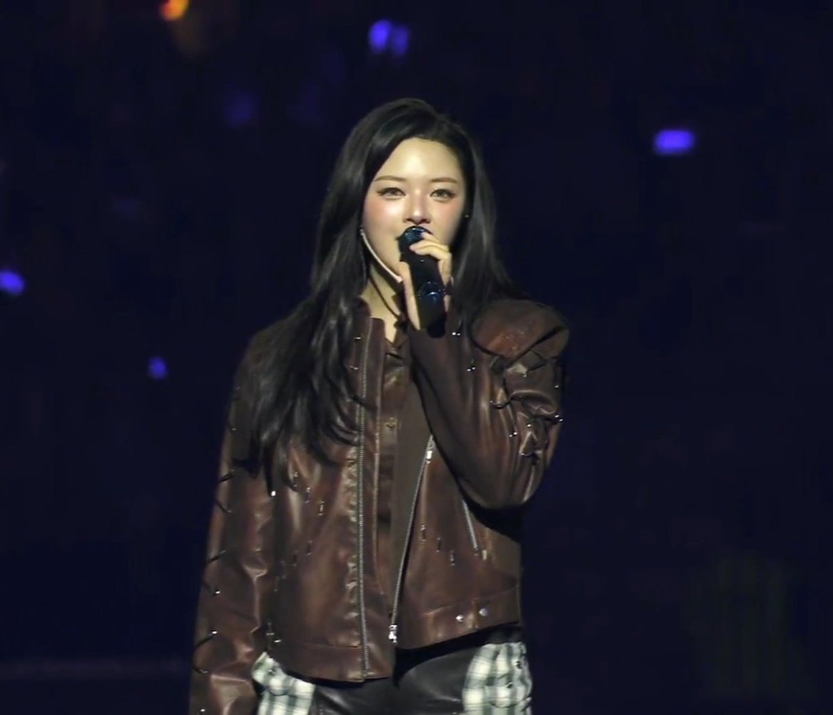 Surfer_Silver92's tweet photo. my plan today, i just want to enjoy the concert at the fullest without getting distracted...but I just can't help every time Jeongyeon appear...like I must record/captured it and put it here for the whole world to see how amazing she was🥹💚💚 https://t.co/htWEL1Ktoi