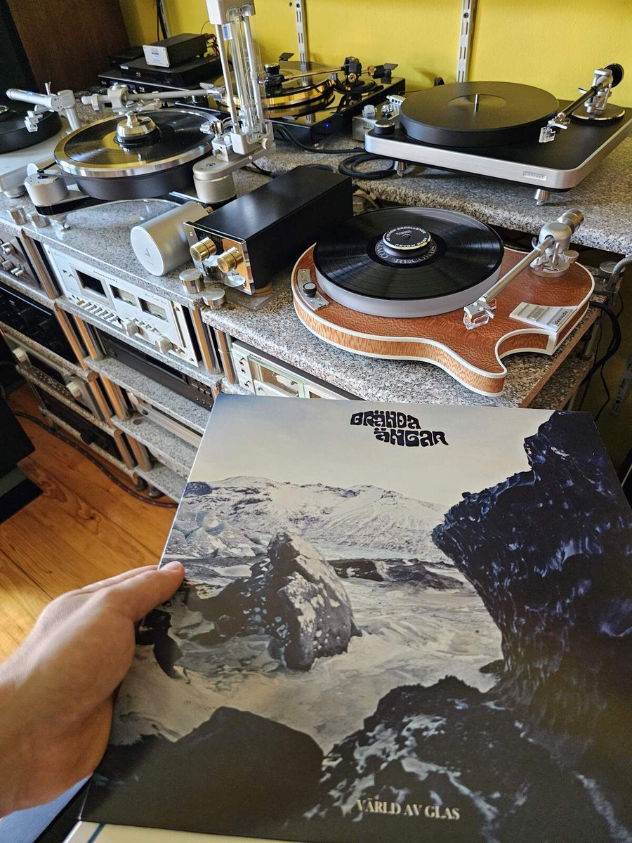 PsychedelicMag's tweet image. Sweden’s Brända Ängar pick up exactly where their 2022 debut crash-landed: somewhere between the backseat of a mothership and a frozen forest hallucination. ‘Värld av glas’ (Coop) is an undulating continuation; a sonic snowstorm of space rock haze and post-whatnot influences.