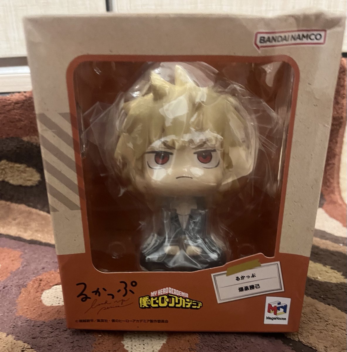 The corner of the the box is a little bit up despite the box having a lot of protection but luckily I’m not one of those obsessed box collectors😂