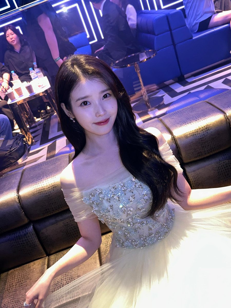 iuedelweiss's tweet image. 총 7표(심사위원 6표, 네티즌 1표) 중 심사위원 4표를 받아 여우주연상을 수상한 아이유
IU won the Best Actress by receiving 4 votes from the judges, out of a total of 7 votes (6 from the judges and 1 from netizens).
(청룡시리즈어워즈) 심사위원들은 "'폭싹'에서 아이유를 뺀다면,…