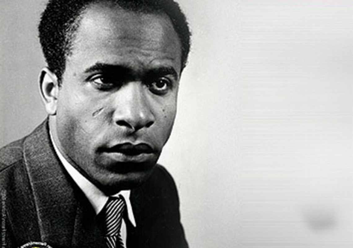 #OtD 20 Jul 1925 Frantz Fanon, revolutionary psychiatrist and pioneering anti-colonial theorist was born in Martinique. He served in the Free French Army, experiencing racism and joined the Algerian independence movement. Learn more in this biography: shop.workingclasshistory.com/collections/bo…