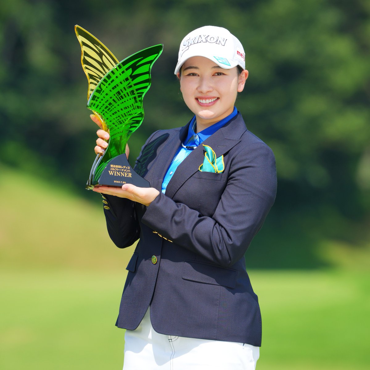 DUNLOP_JP's tweet image. #小祝さくら プロ優勝🏆おめでとうございます㊗️🍾
国内女子ツアー2025シーズン「明治安田レディスゴルフトーナメント」において、最終日首位と3打差でスタートし1イーグル・5バーディ・1ボギーの「66」をマーク。通算15アンダーで逆転での嬉しい今季初優勝を挙げました。