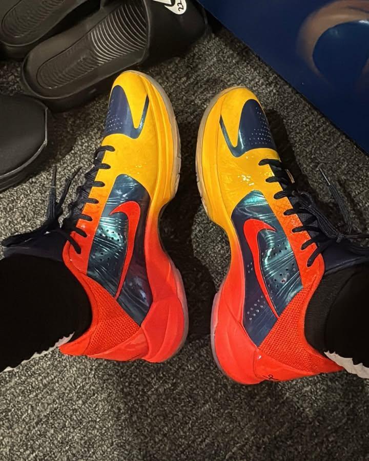 LaceLounge's tweet image. Even though Caitlin Clark isn’t suiting up, she still pulled up courtside in fresh Kobe heat 🔥

#CaitlinClark #KobeSneakers #WNBAStyle #MambaMentality