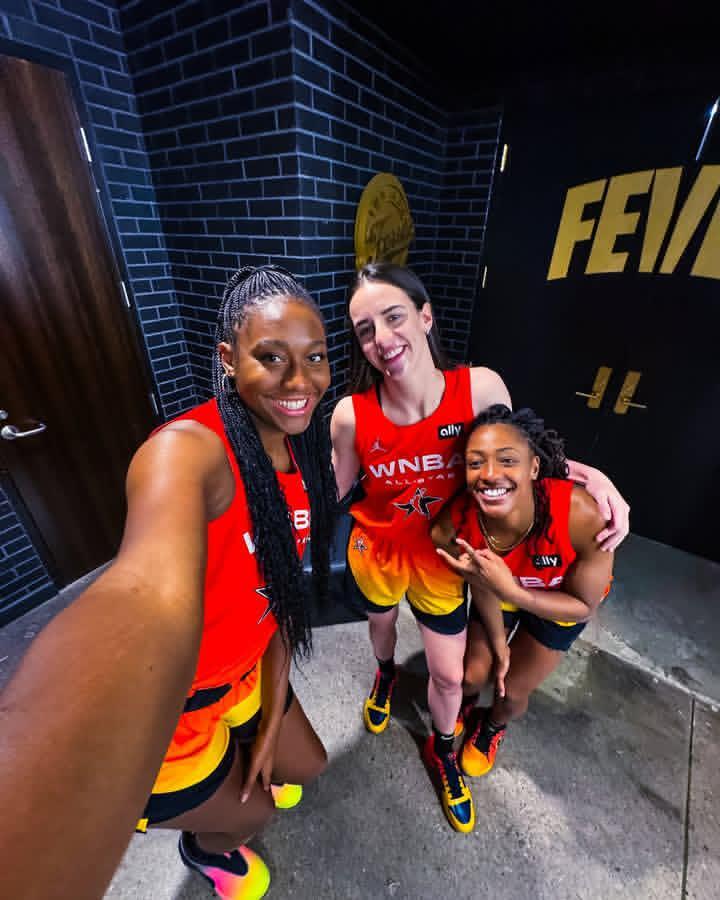 LaceLounge's tweet image. Even though Caitlin Clark isn’t suiting up, she still pulled up courtside in fresh Kobe heat 🔥

#CaitlinClark #KobeSneakers #WNBAStyle #MambaMentality