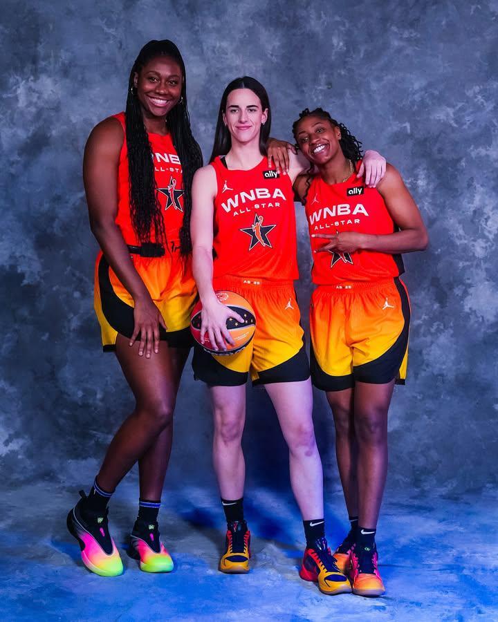LaceLounge's tweet image. Even though Caitlin Clark isn’t suiting up, she still pulled up courtside in fresh Kobe heat 🔥

#CaitlinClark #KobeSneakers #WNBAStyle #MambaMentality