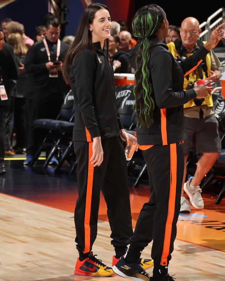 LaceLounge's tweet image. Even though Caitlin Clark isn’t suiting up, she still pulled up courtside in fresh Kobe heat 🔥

#CaitlinClark #KobeSneakers #WNBAStyle #MambaMentality