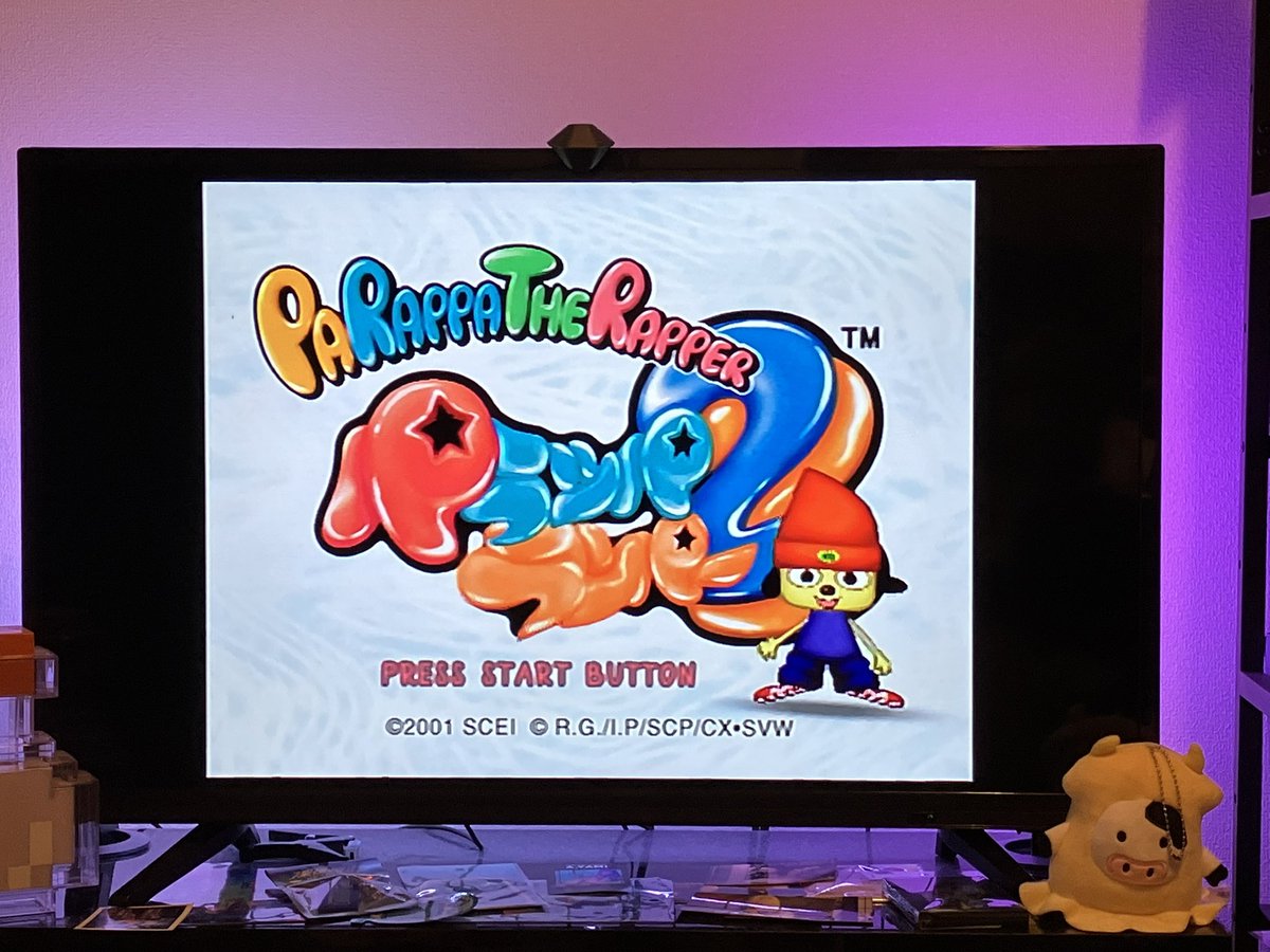 kappa_lily's tweet image. ずっとやりたかったビブリボンとパラッパラッパー2が届いた!
パラッパ、説明書もめちゃくちゃ凝ってて組み立てると箱になるらしい。盤面のデザインはヌードル風。
ビブリボン、タイミングがなかなかムズいのが昔の音ゲー感ある...!オコノミCDもやってみたいな。