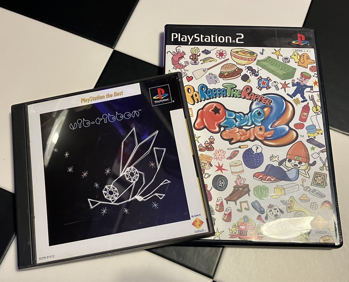 kappa_lily's tweet image. ずっとやりたかったビブリボンとパラッパラッパー2が届いた!
パラッパ、説明書もめちゃくちゃ凝ってて組み立てると箱になるらしい。盤面のデザインはヌードル風。
ビブリボン、タイミングがなかなかムズいのが昔の音ゲー感ある...!オコノミCDもやってみたいな。