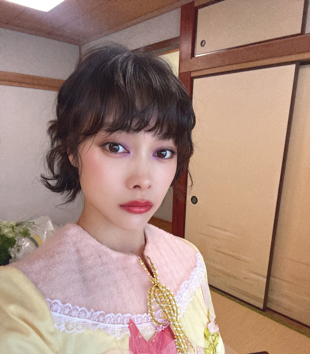 yae_abp's tweet image. ロケ撮影です🖼️✨可愛くて綺麗なものに囲まれています。
ヘアスタイルどう〜？？