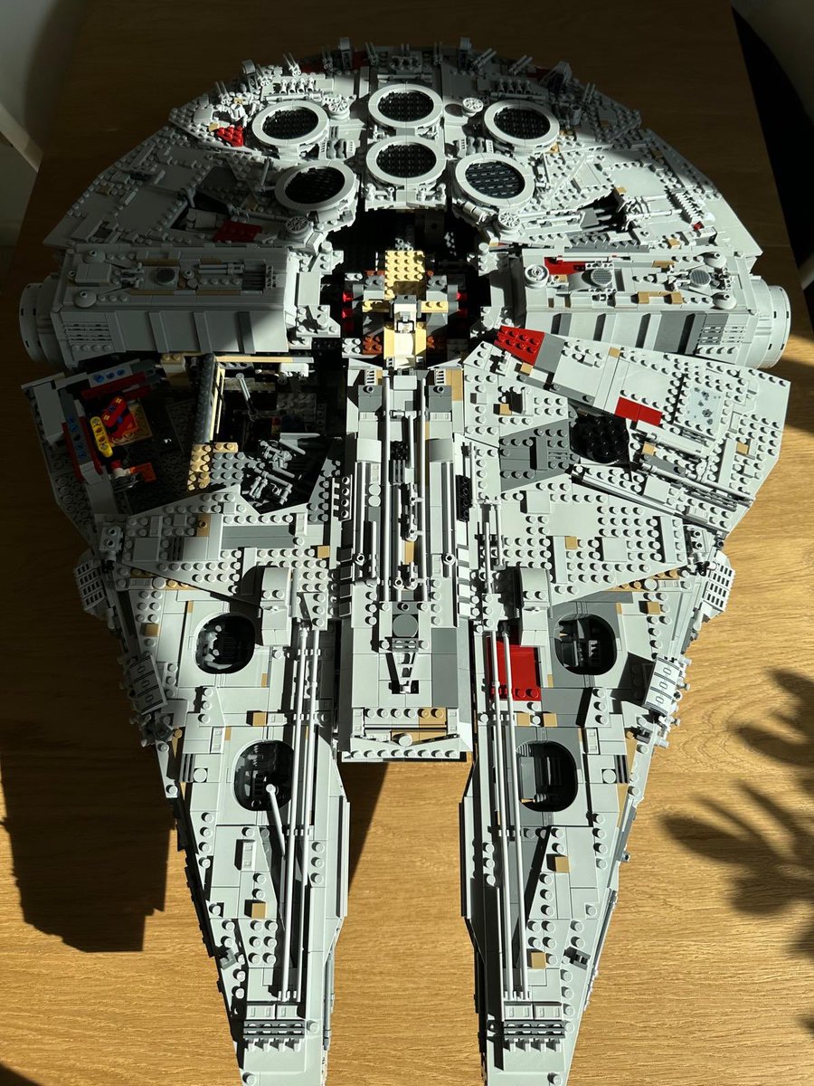 OlitzschG's tweet image. Mos Eisley in the morning. Preparations for a smugglers’ run.