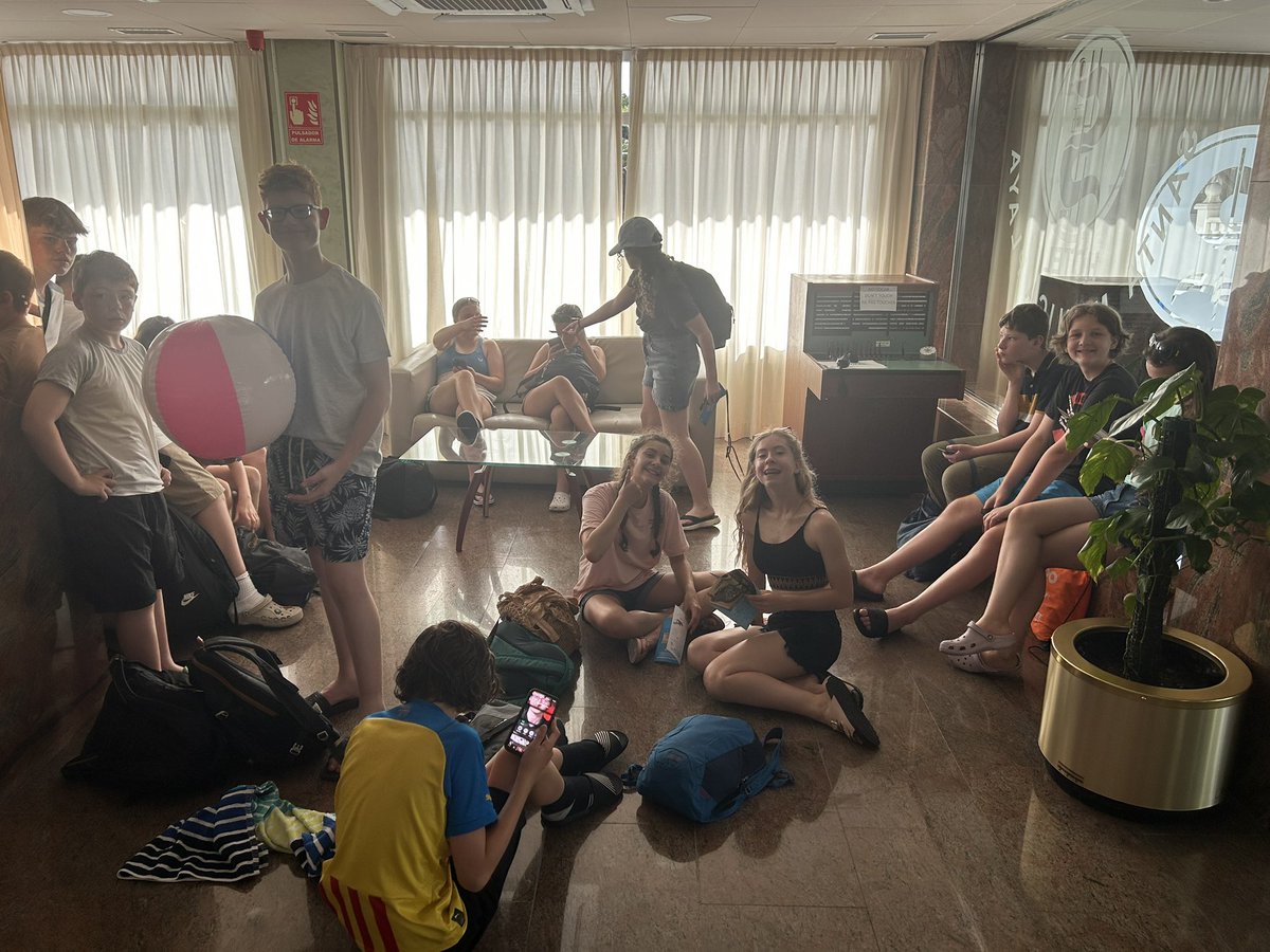 pe_TGS's tweet photo. Time to head to the waterpark #SplashingTime https://t.co/XgmrexxbUp