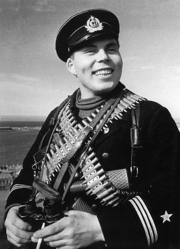 Did you know why Soviet sailors carried so many ammo belts in World War II?

Read the article here: beachesofnormandy.com/didyouknow/Did…

Photo: Chief Marine Officer A. Anikin of the Soviet Black Sea Fleet during World War II (Credit: topwar.ru)

#ww2 #worldwar2 #militaryhistory