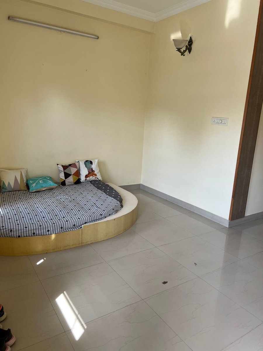 Niv_Nats's tweet photo. Hey everyone!

We are looking for 2 female flatmates as replacement for a 3 BHK semi furnished flat.

📍Shanti Nagar, near Nanjappa Circle

Rent per person: 13K p.m.
Other utilities: ~1.5K

Can move by mid-August. DM for details. Thanks!
@BangaloreRoomi @fmrbangalore https://t.co/AYFTK5E7JH